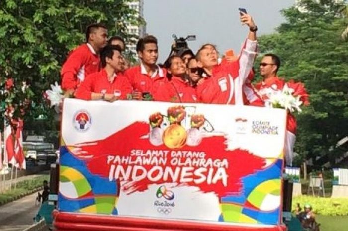 Keceriaan atlet Olimpiade Indonesia di atas bus Bandros yang membawa mereka ke Istana Presiden, Rabu (24/8/2016). 