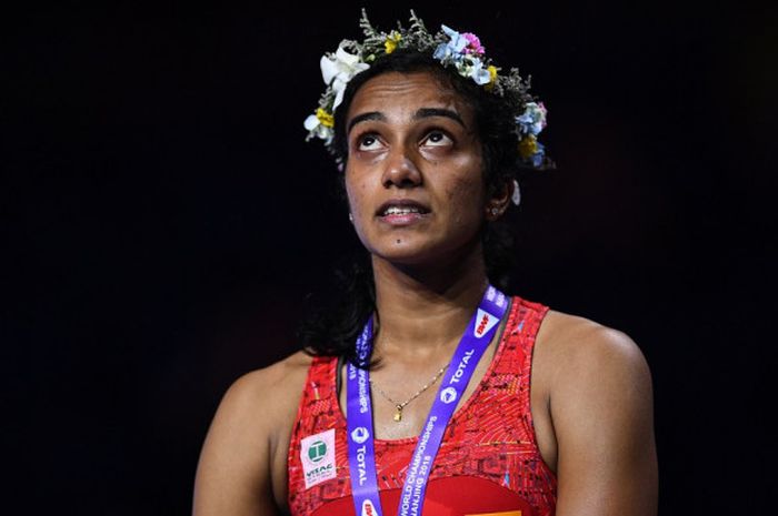 Reaksi pebulu tangkis tunggal putri India, Pusarla Venkata Sindhu, pada podium tiga besar Kejuaraan 