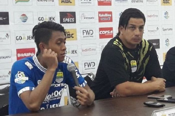 Febri Hariyadi dan Fernando Soler dalam sesi jumpa pers di Stadion Gelora Bandung Lautan Api (GBLA), Senin (26/3/2018). 