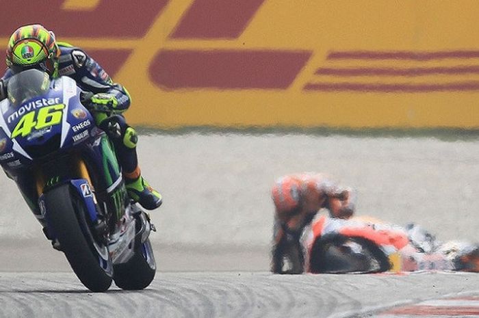  Insiden Valentino Rossi menendang motor Marc Marquez saat MotoGP Malaysia 2015. 