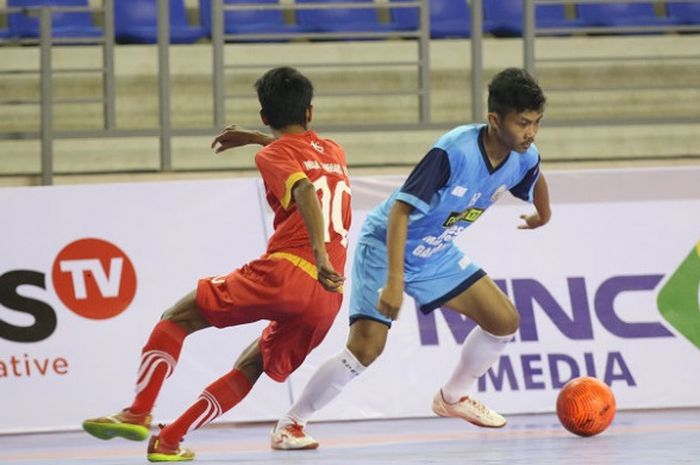 im Futsal Sulsel (Biru), mencoba melewati pemain NTT (Merah) di GOR Jatinangor, Sumedang, Jawa Barat, Jumat (15/9/2017).