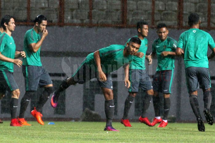 Sesi latihan timnas U-23 Indonesia jelang melawan timnas U-23 Suriah yang akan berlangsung di Stadion Wibawa Mukti, Cikarang, Jawa Barat,Kamis (16/11/2017).