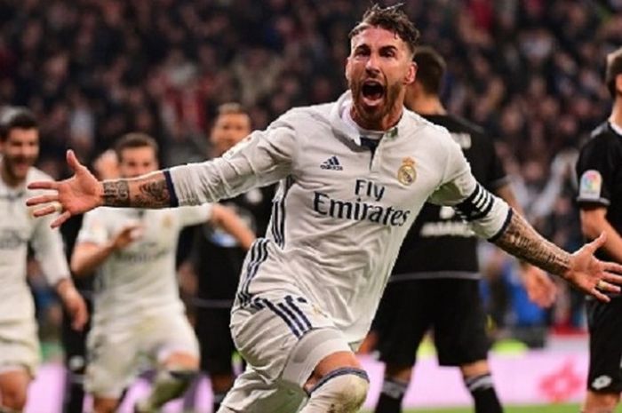 Sergio Ramos merayakan gol kemenangan Real Madrid atas Deportivo La Coruna pada pertandingan La Liga di Santiago Bernabeu, Sabtu (10/12/2016). 