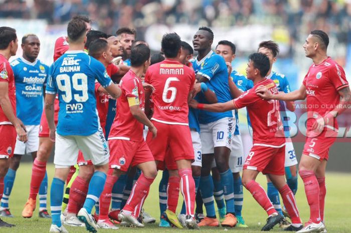  Para pemain Persib dan Persija berkumpul di tengah lapangan pada laga Liga 1 2018 di Stadion Gelora Bandung Lautan Api (GBLA), Kota Bandung, Minggu (23/9/2018).                