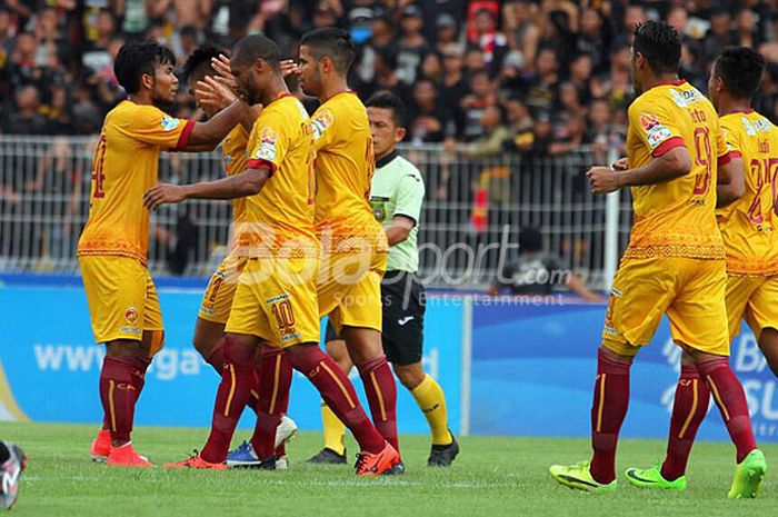 Pemain Sriwijaya melakukan selebrasi setelah mencetak gol ke gawang Persegres Gresik United, Minggu (5/11/2017) di Stadion Bumi Sriwijaya Palembang.