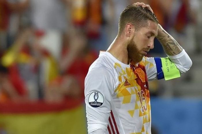 Kapten Spanyol, Sergio Ramos, kecewa usai gagal mengeksekusi penalti dalam pertandingan Grup D Piala Eropa 2016 kontra Kroasia di Stadion Matmut Atlantique, Bordeaux, Prancis, 21 Juni 2016.