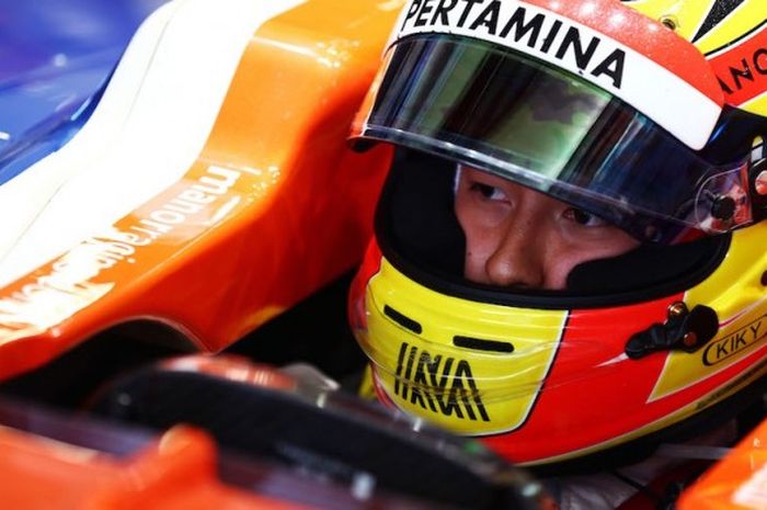 Pebalap Manor Racing asal Indonesia, Rio Haryanto, bersiap di dalam MRT05 saat sesi kualifikasi GP Rusia di Sochi Autodrom, Sabtu (30/4/2016).
