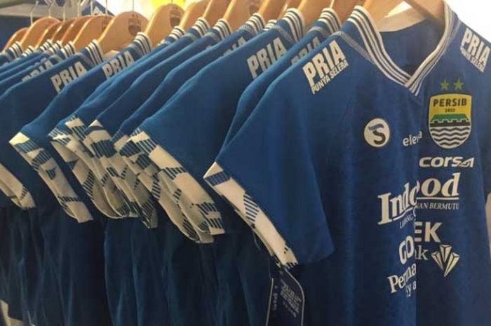 Koleksi Jersey di Persib Merchandise Store Semakin Lengkap - Bolasport.com