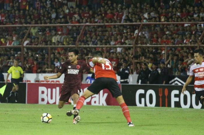 Gelandang PSM Makassar, Saldi, berduel dengan kapten Madura United, Fabiano Beltrame, pada laga Liga 1 2018 kontra Madura United di Stadion Andi Mattalatta, Makassar, 30 Mei 2018.