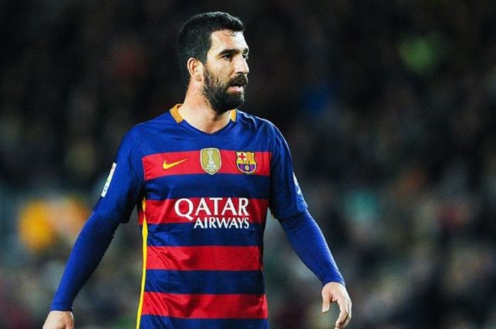 Arda Turan tampil membela Barcelona melawan Espanyol di babak 16 besar ajang Copa del Rey di Stadion Camp Nou, 6 Januari 2016.