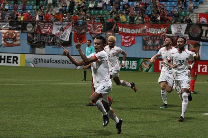  Selebrasi dari gelandang Persija, Ramdani Lestaluhu seusai mencetak gol kedua ke gawang tuan rumah Home United pada laga leg pertama semifinal Piala AFC 2018 untuk zona ASEAN di Stadion Jalan Besar, Singapura, 8 Mei 2018.  