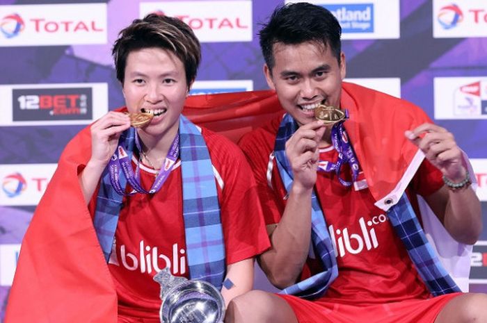 Pasangan ganda campuran Indonesia, Tontowi Ahmad/Liliyana Natsir, berpose dengan medali emas yang didapat dari Kejuaraan Dunia Bulu Tangkis 2017  yang berlangsung di Emirates Arena, Glasgow, Skotlandia, Minggu (27/8/2017).