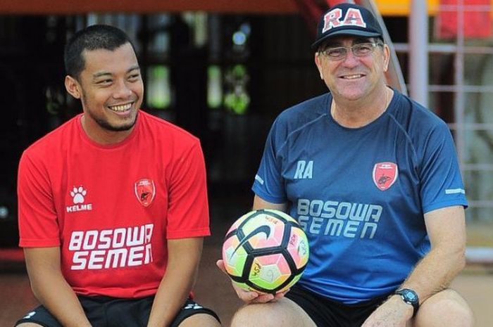 Hamka hamzah bersama pelasih PSM Makassar Robert Alberts