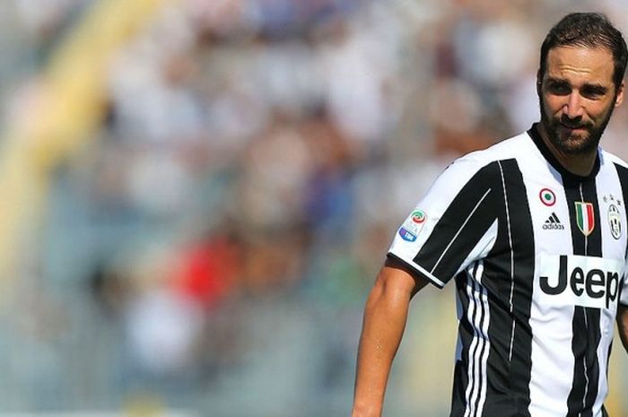 Penyerang Juventus, Gonzalo Higuian, dalam laga lanjutan Serie A 2016-2017 melawan Empoli di Stadion Carlo Castellani, Empoli, pada 2 Oktober 2016.