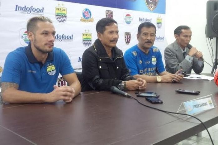 Gelandang anyar Raphael Maitimo (kiri) bersama pelatih Djadjang Nurdjaman serta Manajer Umuh Muchtar memberikan keterangan seusai Persib dikalahkan Bali United pada uji coba di Stadion Gelora Bandung Lautan Api (GBLA), Kota Bandung, Sabtu (8/3/2017). 