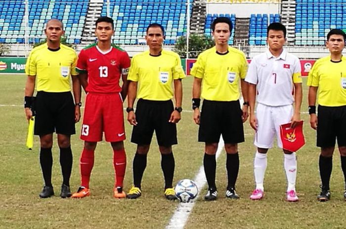 Kapten timnas U-19 Indonesia, Rachmat Irianto (dua dari kanan) bersama kapten timnas U-19 Vietnam serta perangkat laga berpose sebelum kedua tim tanding di Stadion Thuwunna, Yangon, Senin (11/9/2017).