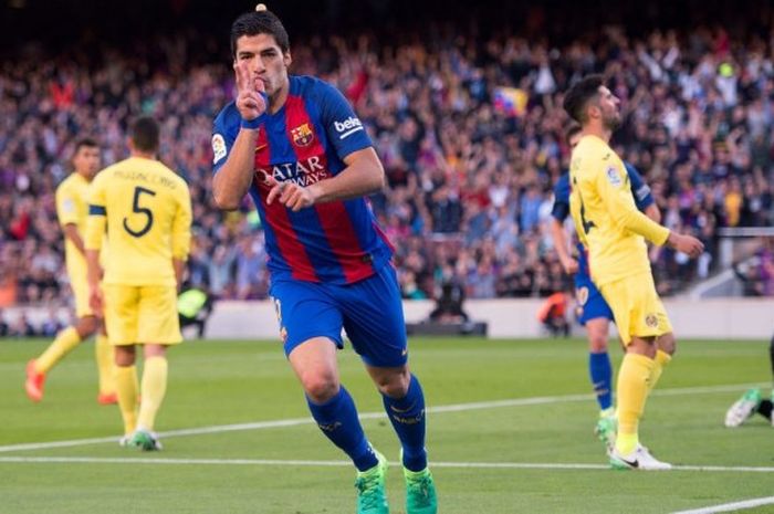Striker FC Barcelona, Luis Suarez, merayakan golnya ke gawang Villarreal dalam laga di Camp Nou, Sabtu (6/5/2017)