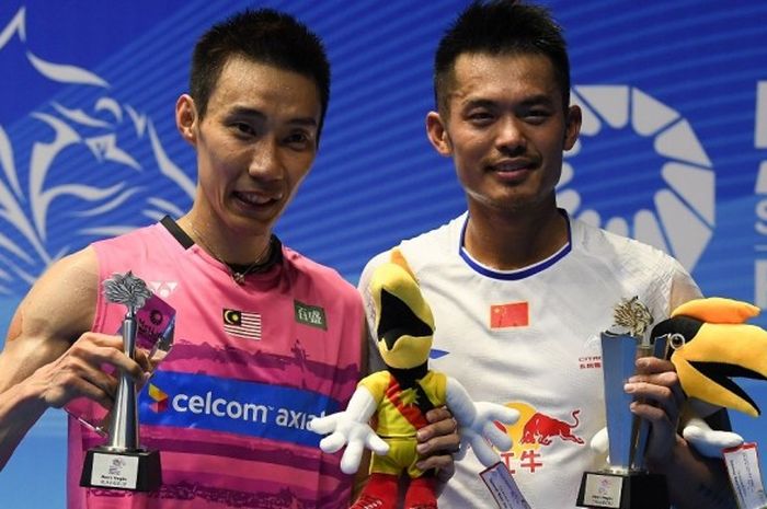 Pebulu tangkis tunggal putra asal China, Lin Dan (kanan), berfoto bersama rival abadinya, Lee Chong Wei (Malaysia), di atas podium setelah menerima trofi juara dan runner-up turnamen Malaysia Terbuka di Kuching, Minggu (9/4/2017).