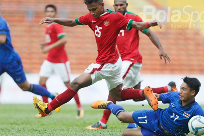 Pemain Timnas U-22, Osvaldo Haay,  melawan Timnas Thailand U-22 dalam penyisihan grup B SEA Games XXIX Kuala Lumpur 2017 di Stadion Shah Alam, Selangor, Malaysia, Selasa (15/8). Pertandingan tersebut berakhir imbang 1-1.