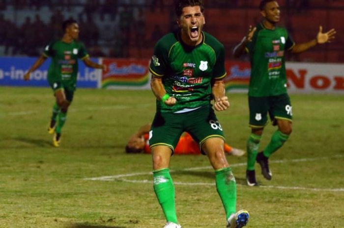   Bek PSMS Medan, Alexandros Tanidis, merayakan gol ke gawang Borneo FC pada ajang Liga 1 2018 di Stadion Teladan, Medan, pada Sabtu (3/11/2018).  