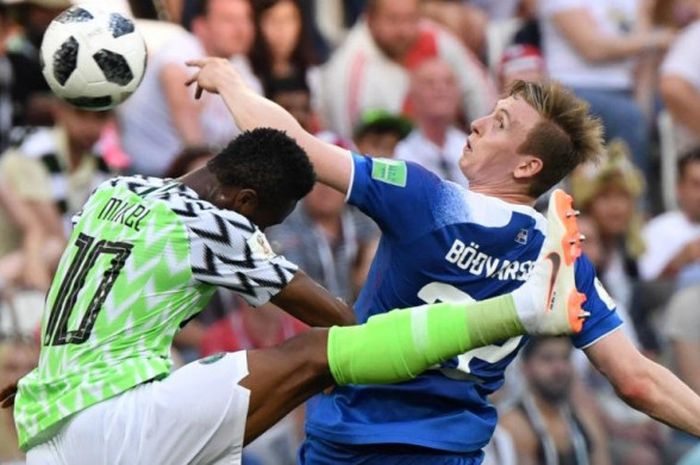 John Obi Mikel (kiri) berduel dengan Jon Bodvarsson dalam partai Grup D Piala Dunia 2018 antara Nigeria dan Islandia di Volgograd Arena, 22 Juni 2018.