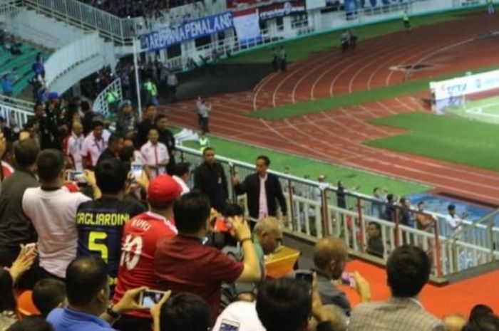 Presiden Joko Widodo menonton langsung laga final Piala Presiden 2017 yang mempertemukan Arema FC kontra Pusamania Borneo FC (PBFC) II di Stadion Pakansari, Kabupaten Bogor, Minggu (12/3/2017) malam. 