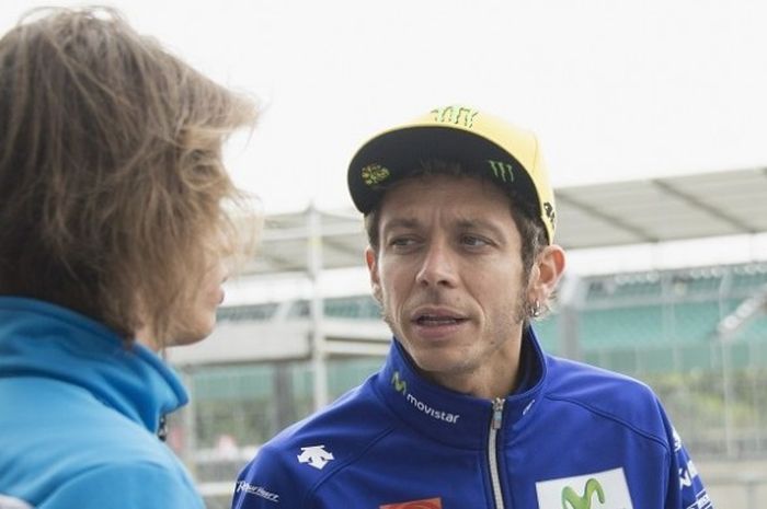 Pebalap Movistar Yamaha, Valentino Rossi, sedang berbicara dengan pebalap Sky Racing Team VR46 , Niccolo Bulega (kiri) setelah menjalani sesi latihan hari pertama GP Inggris di Sirkuit Silverstone, Jumat (2/9/2016).