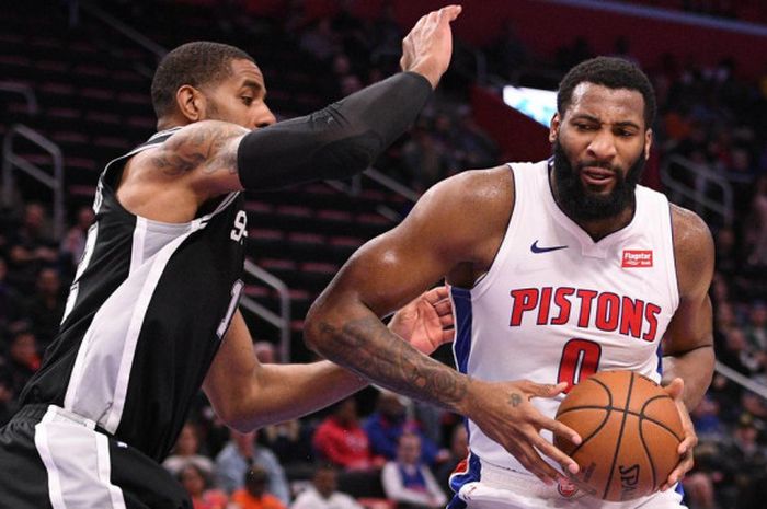 Pebasket bintang San Antonio Spurs, LaMarcus Aldrige (jersey hitam), berusaha menghalangi pergerakan pemain Detroit Pistons, Andre Drummond, pada laga musim reguler NBA 2018-2019 di Little Caesars Arena, Selasa (8/1/2019). 