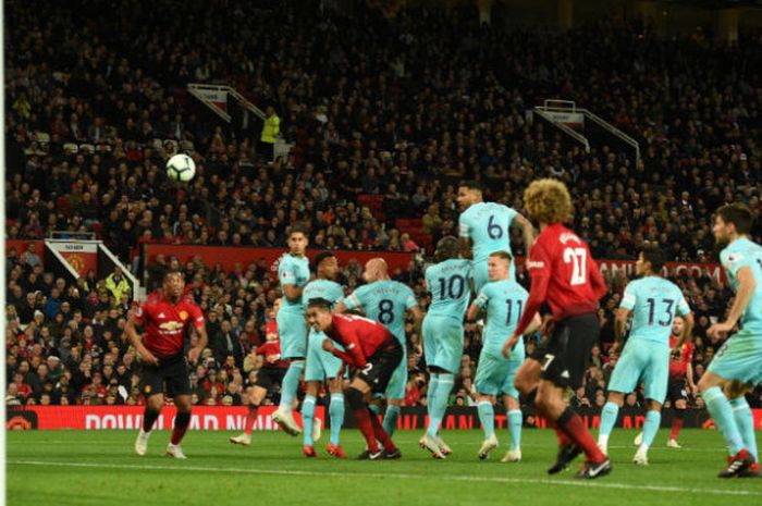 Proses gol pemain Manchester United, Juan Mata, saat melawan Newcastle United dalam laga Liga Inggris 2018-2019 di Stadion Old Trafford, Manchester, Inggris, pada Sabtu (6/10/2018).