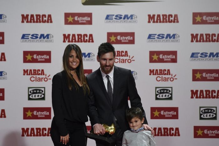 Megabintang FC Barcelona asal Argentina, Lionel Messi, berpose bersama istrinya, Antonella Roccuzzo, dan anaknya, Thiago, seusai menerima Sepatu Emas Eropa 2017 dalam acara seremonial di Antigua Fabrica Estrella Damm, Barcelona, Spanyol, pada 24 November 2017.