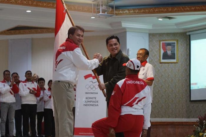 Komite Olahraga Indonesia (KOI) (kanan) Erick Thohir resmi mengukuhkan kontingen Indonesia yang diwakili  chief de mission (CDM), Aziz Syamsuddin (kiri), untuk Sea Games 2017 Malaysia di auditorium Wisma Kemenpora, Rabu(2/8/2017) siang WIB.