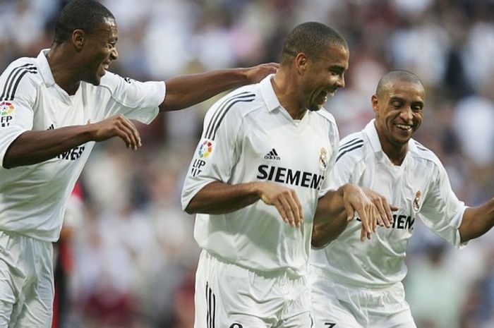Dua pilar Real Madrid, Ronaldo (9) dan Roberto Carlos (3), melakukan selebrasi dalam laga kontra Real Mallorca di Santiagi Bernabeu, 2 Oktober 2005.