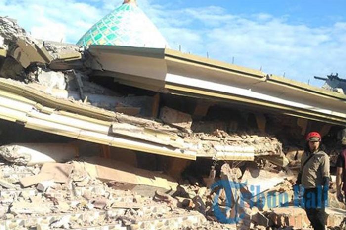 Masjid tempat biasa Lalu Muhammad Zohri rata dengan tanah akibat gempa bumi 7 SR yang melanda Lombok Utara, NTB, pada Minggu (5/8/2018).