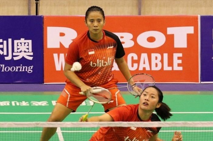 Pasangan ganda putri Indonesia, Anggia Shitta Awanda/Tiara Rosalia Nuraidah, mengembalikan kok dari pasangan Malaysia, Lee Meng Yean/Chow Mei Kuan. Anggia/Tiara menang 21-19, 21-19 pada partai keempat penyisihan Grup B Kejuaraan Asia Beregu yang berlangsung di  Nguyen Du Cultural Sport Club, Ho Chi Minh City, Vietnam, Kamis (16/2/2017). 