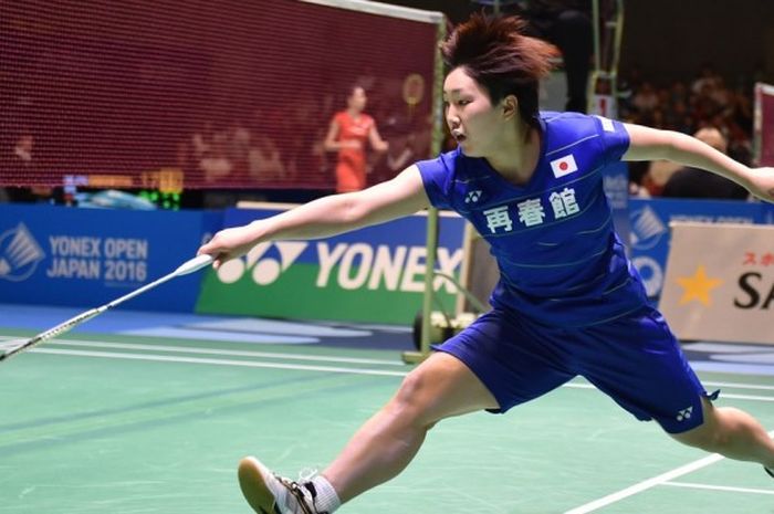 Pebulu tangkis Jepang, Akane Yamaguchi, mengembalikan kok pukulan Sun Yu (China) yang menjadi lawan pada babak semifinal Jepang Terbuka di Tokyo, 24 September 2016.