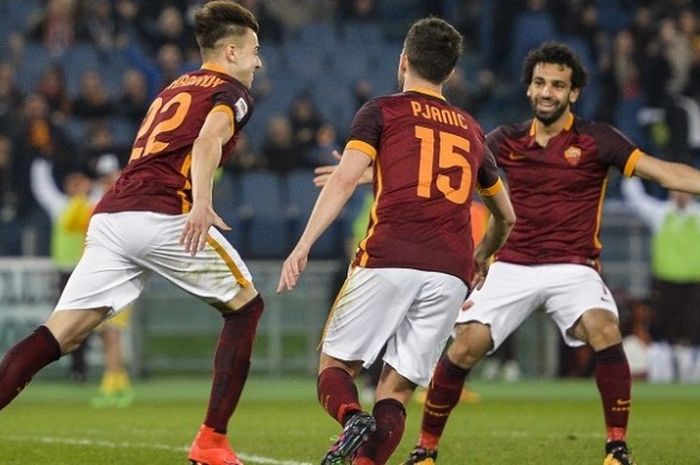 Pemain AS Roma, Stephan El Shaarawy (kiri), melakukan selebrasi bersama rekan-rekannya, usai membobol gawang Frosinone pada laga lanjutan Serie A di Stadion Olimpico, Sabtu (30/1/2016).