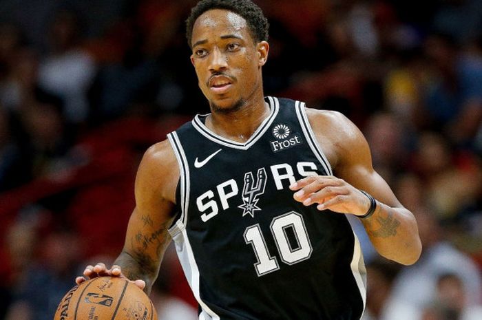 Shooting guard San Antonio Spurs, DeMar DeRozan, membukukan tripel-dobel saat membela timnya menghadapi Toronto Raptors pada lanjutan musim reguler NBA 2018-2019 di AT&T Center, San Antonio, Texas, Amerika Serikat, Kamis (3/1/2019).