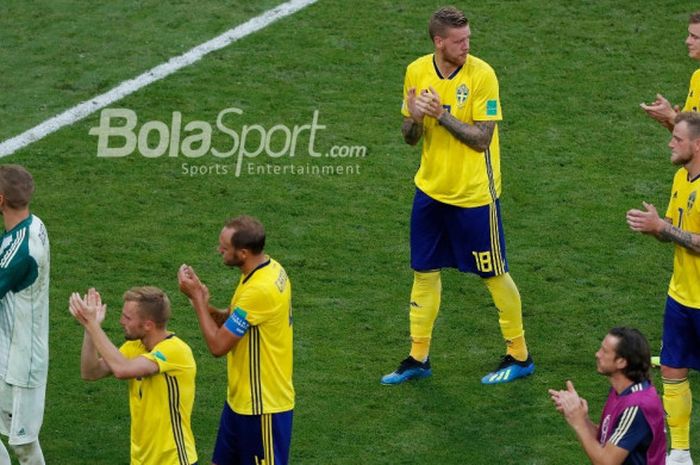 Para pemain Swedia memberikan apresiasi kepada suporter seusai dikalahkan Inggris dalam partai perempat final Piala Dunia 2018 di Samara Arena, 7 Juli 2018.