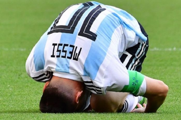   Kapten Argentina, Lionel Messi, mengerang kesakitan seusai dilanggar pemain Prancis pada pertandingan babak 16 besar Piala Dunia 2018 di Kazan Arena, 30 Juni 2018.   