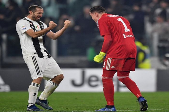 Dua pemain Juventus, Giorgio Chiellini dan Wojciech Szczesny, gembira seusai timnya sukses mengalahk