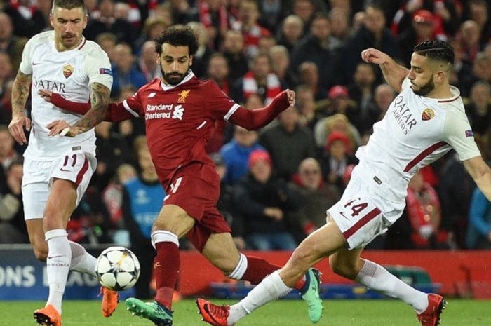 Pemain AS Roma berusaha menghadang pergerakan pemain bintang Liverpool, Mohamed Salah, pada laga leg pertama semifinal Liga Champions di Stadion Anfield, Selasa (24/4/2018) waktu setempat.