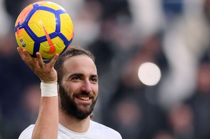 Penyerang Juventus, Gonzalo Higuain, membawa pulang matchball setelah mencetak tiga gol ke gawang Sassuolo dalam partai Liga Italia di Stadion Allianz Turin, 4 Februari 2018.