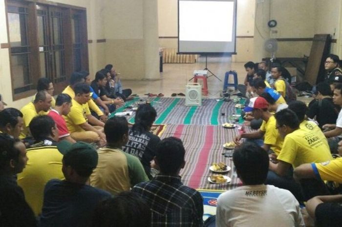 Suasana pertemuan manajemen Persegres dengan Ultras di mes pemain Persegres, Gresik pada Minggu (15/1/2017) malam. 