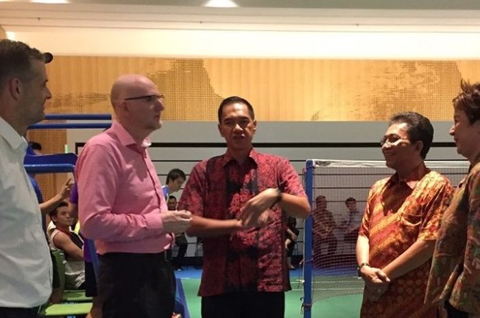 Ketua Umum Persatuan Bulu Tangkis Seluruh Indonesia (PBSI) Gita Wirjawan (tengah) berbicara dengan Duta Besar Australia untuk Indonesia, Paul Grigson, pada acara ekshibisi bulu tangkis di kantor Kedutaan Besar Australia, di kawasan Kuningan, Jakarta, Kamis (26/5/2016).