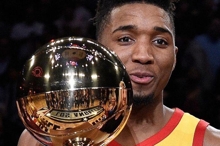 Pebasket Utah Jazz, Donovan Mitchell, berpose dengan trofi yang diraihnya seusai memenangi kontes slam dunk pada rangkaian kompetisi NBA All-Star 2018 di Staples Center, Los Angeles, California, Amerika Serikat (AS), Sabtu (17/2/2018) malam waktu setempat atau Minggu pagi WIB.