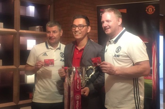 Dua eks pemain Man United, Dennis Irwin (kiri) dan David May (kanan) berpose mengapit Toni Darusman, Chief Marketing Officer Danamon, di Jakarta, Jumat (17/3/2017). 