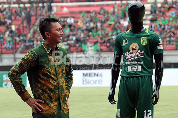 Presiden Klub Persebaya, Azrul Ananda, mengamati kostum baru tim Persebaya Surabaya dalam acara peluncuran tim di Stadion Gelora Bung Tomo Surabaya, Minggu sore (18/3/2018).