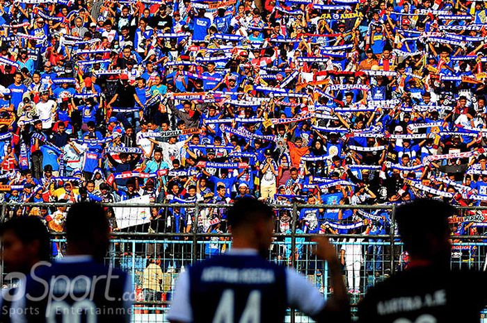                 Aremania memberikan dukungan kepada Arema saat melawan Mitra Kukar pada laga pekan pertama Liga 1 di Stadion Kanjuruhan Kabupaten Malang, Jawa Timur, Sabtu (24/03/2018) sore.                