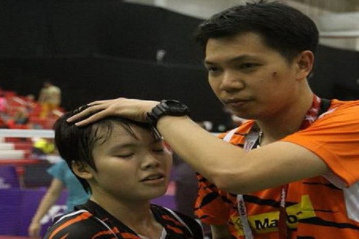 Pelatih bulu tangkis tunggal putri Malaysia, Rony Agustinus (kanan), saat mendampingi Goh Jin Wei.