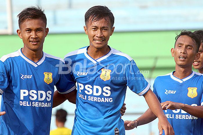Pemain PSDS Deli Serdang merayakan gol saat melawan Tanjungbalai United dalam laga semifinal Liga 3 di Stadion Teladan, Medan, Kamis (2/8/2018).